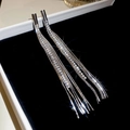 Elegante silberne Quastenohrringe mit funkelnden Strasssteinen in einer blauen Box - Silberne Gestaffelte Feinkettenquaste (925 Sterling Silber Ohrring-Pfosten)