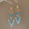 Dettaglio di orecchini boho con perline turchesi e nappe in metallo dorato su ganci - Gancio per Orecchio-Blu