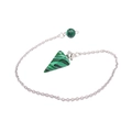 Grüner Malachit Hexagon-Pendelanhänger mit Silberkette und kleiner Steinperle daran - Malachit