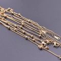 Detailaufnahme der 18k vergoldeten Edelstahl-Kugelkette mit S.STEEL-Materialprägung - Gold