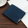 Cartera de hombre delgada en azul oscuro con textura tejida y adorno de metal - Azul
