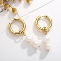 Dettaglio di eleganti orecchini a doppia perla con cerchi placcati oro su bianco - Orecchini a Cerchio con Doppia Perla(KE106221-WGJD)