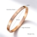 Détail du bracelet trèfle 6mm en acier inoxydable or rose avec accents sertis de diamants - Quatre Pierres Six Fleurs Or Rose