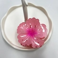 Primer plano de pinza de pelo con flor rosa de acrílico sobre pedestal para la playa - Rosa