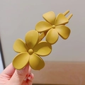 Pince à cheveux à deux fleurs jaunes mates montrant une texture givrée et élégante - Fleur Mate / Jaune