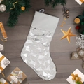 Zilveren kerstsok met pailletten en witte boord op een donkere houten achtergrond - Zilver