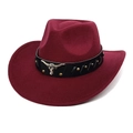 Détail d'un chapeau de cow-boy bordeaux avec bande en cuir, rivets dorés et tête de taureau - M (56-58cm) / Bordeaux