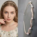 Cerchietto ondulato in metallo dorato con perle bianche per uno stile elegante - Oro Rete Strass Sottile