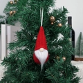 Roter gestrickter Weihnachtsgnom mit weißem Bart hängend an einem Weihnachtsbaum - Rot Hängend 2-03