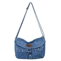 Blaue Denim Umhängetasche mit Klapptaschen und verstellbarem Riemen auf weißem Hintergrund - Hellblau
