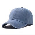 Detalle de las costuras reforzadas en la visera y la corona de la gorra de béisbol vaquera - Ajustable / Azul claro