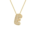 Vista de primer plano del colgante letra E bañado en oro 18K con circonitas y cadena de oro - Letra E / Dorado