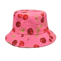 Détail d'un chapeau bob rose avec imprimés cerises et texture de tissu de haute qualité - M(56-58cm) / Rose