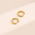 Dettaglio ravvicinato di orecchini a cerchio minimalisti in acciaio inossidabile placcato oro - Spessore 1.6mm * Diametro Interno 8mm