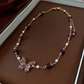 Detail einer Schmetterlingskette mit lila Kristallen, Perlen und goldener Kette in einer Box - Gold Violett (4# Halskette-Schmetterling)