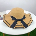 Vue détaillée d'un chapeau de paille à larges bords avec un ruban noir décoratif - M (56-58cm) / Khaki