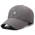 Casquette de baseball grise séchage rapide avec côtés perforés au laser et patch R - Réglable / gris foncé