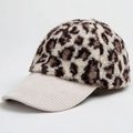 Dettaglio cappello baseball leopardato in peluche con visiera in velluto a coste crema - Regolabile / Bianco Sporco
