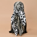 Dettaglio di un foulard quadrato in raso con patchwork animalier maculato e pitonato - Leopardo Bianco Nero/Stampa Serpente Nero(FJ992-1#)
