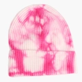 Détail du bonnet en maille tie-dye rose et blanc avec texture côtelée et bord replié - Rose Rouge (Tie-Dye)