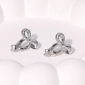 Vue détaillée de boucles d'oreilles nœud en argent poli avec texture métallique - Couleur Acier