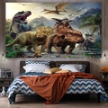 Dettaglio di un arazzo realistico con dinosauri che mostra T-Rex e Triceratopo nel bosco - 150x130cm / Stile KL001