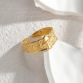Anillo abierto de acero dorado con grabados de setas y motivos florales botánicos - Estilo de relieve de hongo y planta (R744-MG)
