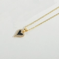 Dettaglio di una collana a cuore dorata con centro in smalto nero e zirconi lucenti - Cuore Nero (Nero XL3436-3)