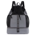 Mochila deportiva gris impermeable con cordón, bolsillos de red y compartimento inferior - Gris