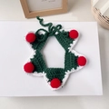 Détail du collier de Noël pour animaux avec tricot vert foncé et cinq pompons rouges - Pentagramme vert
