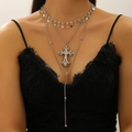 Collana multistrato d'argento con ciondolo a croce, cuore e cristalli su modella - Croce Cuore Multistrato Argentata (A-675)
