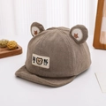 Detalle de gorra de pana marrón para bebé con orejas de estrella y parche bordado - 48-50cm (8 meses - 2 años) / Verde