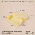 Miniatuur lichtgele plastic lunchbox model met deksel totale lengte 4,8 cm voor poppenhuis - Lichtgele vierkante Bento Box