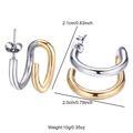 Dettaglio macro di orecchini bicolore a forma di U in acciaio con misure e specifiche - Bicolore Oro e Argento / Forma a U