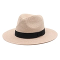 Gros plan du tressage fin en paille et ruban noir sur un chapeau Fedora beige - Rose