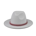 Détail d'un chapeau en feutre blanc orné d'une chaîne rose épaisse sur la calotte - Blanc (15)