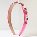 Dettaglio del cerchietto in seta rosa con perle bianche e pietre rosa scuro - Rosa Rosso