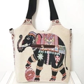 Nahaufnahme der bunten Elefantenstickerei und Textur der beigen Segeltuchtasche - Stil 29-Beige Bunter Bestickter Elefant