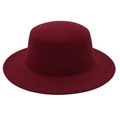 Gros plan détaillé sur la texture du chapeau en feutre bordeaux et son bord plat - 6.5cm Largeur de Bord / Dôme Rouge Vin