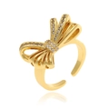 Anello aperto a farfalla dorato con piccoli diamanti su sfondo bianco con riflesso - Anello a Fiocco in Oro con Strass (J1442)