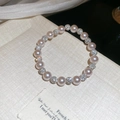 Elegantes Perlenarmband mit zartrosa Perlen und silbernen Strass-Anhängern auf Seide - Rosa-8mm