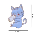 Niedliche blau gestreifte Katzen-Emaille-Anstecknadel mit Milchflasche und Roségold - Babyflasche Katze / Ohne Karte