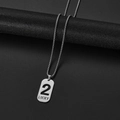 Macro-opname van zilveren roestvrijstalen geluksnummer hanger aan een box ketting - Cijfer 2