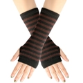 Gros plan sur les mitaines en tricot à rayures noires et marron avec passage de pouce - Taille unique / Rayé Café Noir