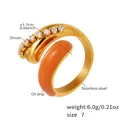 Vue détaillée d'une bague en acier doré avec émail orange et cristaux de zircon - US 7 / Bague Email Orange et Or (A658)
