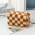 Detailopname van pluchen schaakbord etui met bruin en beige imitatiebont en rits - Bruin Geruit