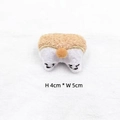 Détail d'une broche en peluche corgi avec broderie fine, dimensions 4 cm par 5 cm - Derrière de Corgi Kaki (Avec Épingle)