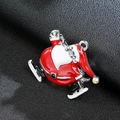 Detalle del broche de Papá Noel patinador con esmalte rojo y cristal sobre cuero - Papá Noel de Plata