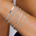 Gros plan d'un ensemble de 6 bracelets argentés avec mailles serpent, billes et maillons - Ensemble de 6 Pièces / Bracelet Argenté Style 5