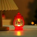 Detail der roten Weihnachtslaterne mit Weihnachtsmann und warmem LED-Lichtdekor - Tanzender Weihnachtsmann / Rot